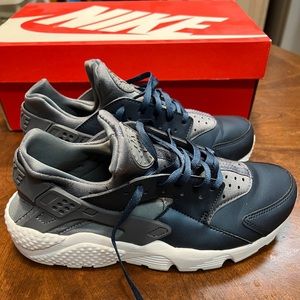 New 8.5 Nike Women’s Air Huarache Run Premium TXT, only worn 3 times.